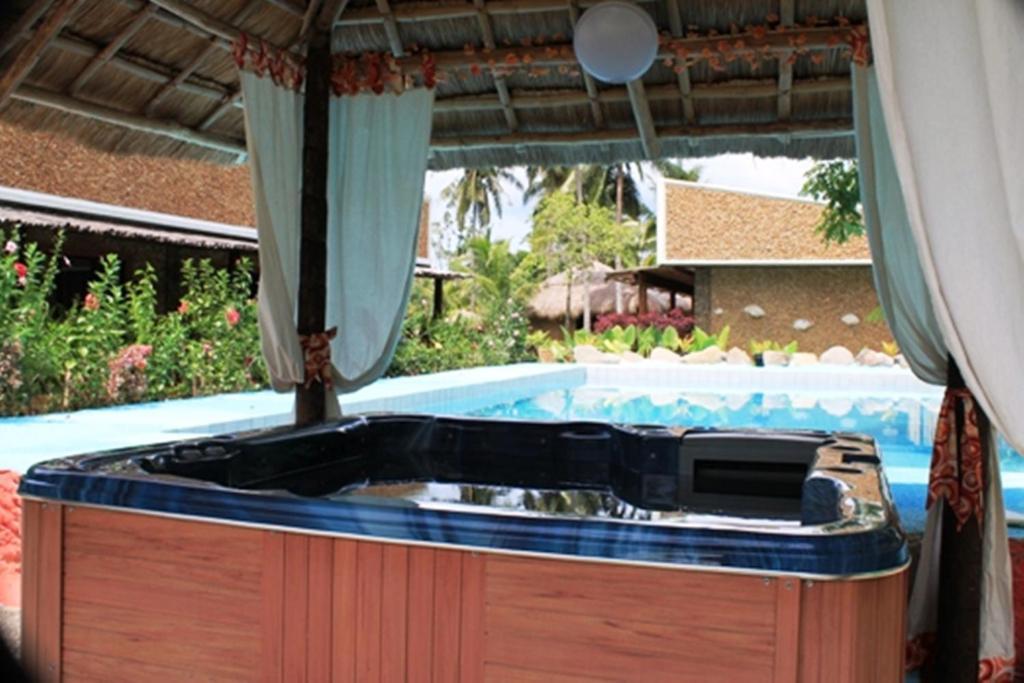Cooper'S Beach Resort Lucbuan Buitenkant foto