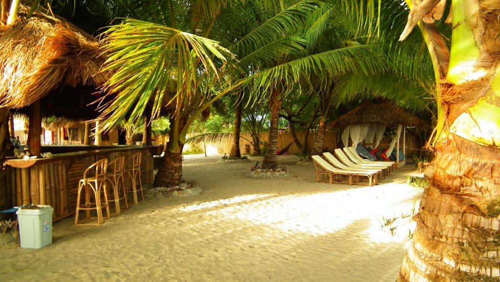 Cooper'S Beach Resort Lucbuan Buitenkant foto