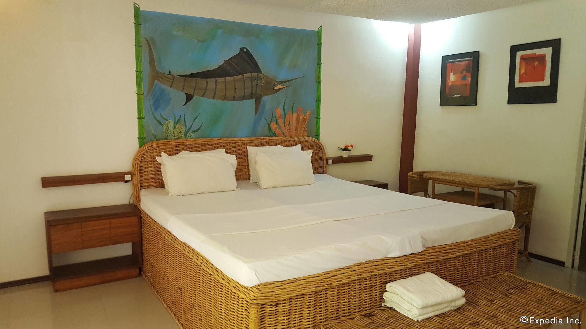 Cooper'S Beach Resort Lucbuan Buitenkant foto