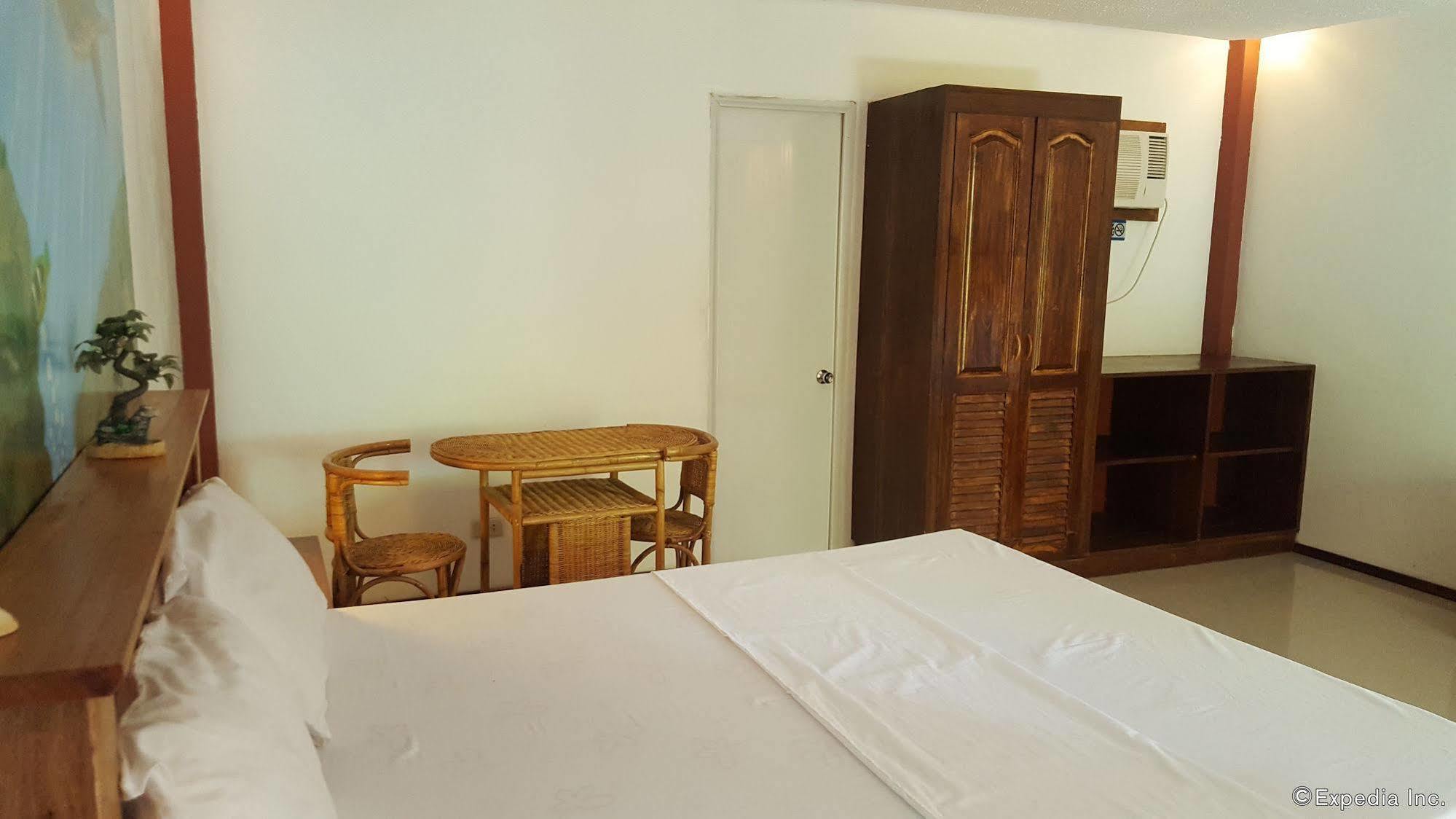 Cooper'S Beach Resort Lucbuan Buitenkant foto