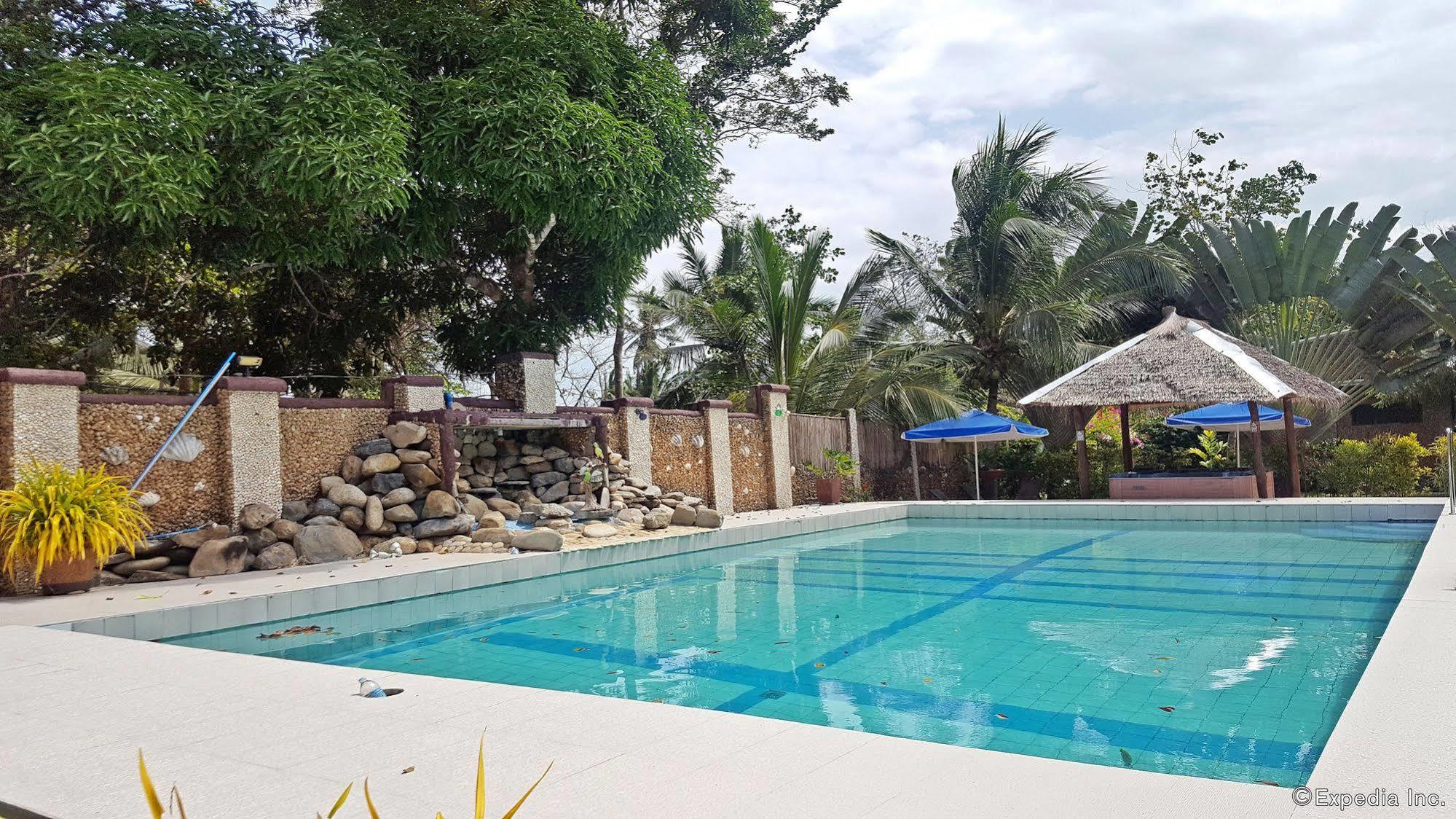 Cooper'S Beach Resort Lucbuan Buitenkant foto